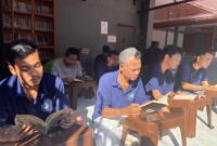 Warga binaan Lapas Kelas IIB Brebes membaca koleksi buku dalam layanan perpustakaan keliling hasil kolaborasi dengan Dinas Arsip dan Perpustakaan Kabupaten Brebes, Kamis (9/10). Foto: ist