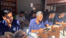 Warga binaan Lapas Kelas IIB Brebes membaca koleksi buku dalam layanan perpustakaan keliling hasil kolaborasi dengan Dinas Arsip dan Perpustakaan Kabupaten Brebes, Kamis (9/10). Foto: ist