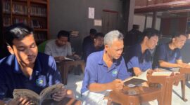 Warga binaan Lapas Kelas IIB Brebes membaca koleksi buku dalam layanan perpustakaan keliling hasil kolaborasi dengan Dinas Arsip dan Perpustakaan Kabupaten Brebes, Kamis (9/10). Foto: ist