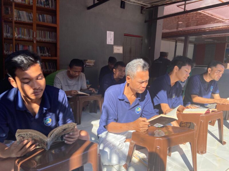 Warga binaan Lapas Kelas IIB Brebes membaca koleksi buku dalam layanan perpustakaan keliling hasil kolaborasi dengan Dinas Arsip dan Perpustakaan Kabupaten Brebes, Kamis (9/10). Foto: ist