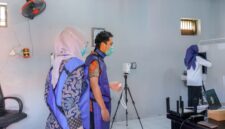 Petugas kesehatan dari Dinkesda Brebes melaksanakan Cek Kesehatan Gratis (CKG), Tracing Tuberkulosis (TB), dan pemeriksaan Rontgen Thorax bagi pegawai serta warga binaan Lapas Brebes.  Foto: ist