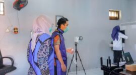 Petugas kesehatan dari Dinkesda Brebes melaksanakan Cek Kesehatan Gratis (CKG), Tracing Tuberkulosis (TB), dan pemeriksaan Rontgen Thorax bagi pegawai serta warga binaan Lapas Brebes.  Foto: ist