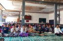 Puluhan warga binaan mengikuti istighosah di masjid At Taubah Lapas Brebes. Foto: ist