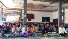 Puluhan warga binaan mengikuti istighosah di masjid At Taubah Lapas Brebes. Foto: ist