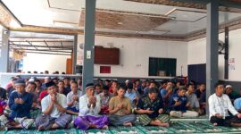 Puluhan warga binaan mengikuti istighosah di masjid At Taubah Lapas Brebes. Foto: ist