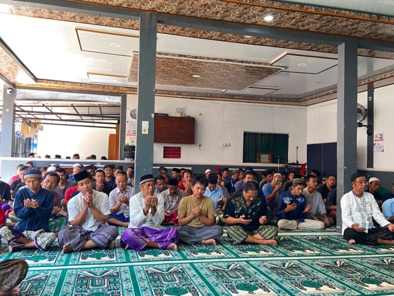 Puluhan warga binaan mengikuti istighosah di masjid At Taubah Lapas Brebes. Foto: ist
