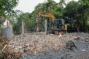 Tampak alat berat masih membersihkan puing-puing bekas rumah milik ketua dpc Demokrat Brebes, Minggu (12/7/2026). Foto:ist