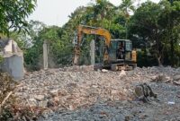 Tampak alat berat masih membersihkan puing-puing bekas rumah milik ketua dpc Demokrat Brebes, Minggu (12/7/2026). Foto:ist