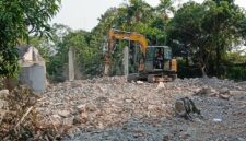 Tampak alat berat masih membersihkan puing-puing bekas rumah milik ketua dpc Demokrat Brebes, Minggu (12/7/2026). Foto:ist