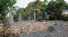Tampak alat berat masih membersihkan puing-puing bekas rumah milik ketua dpc Demokrat Brebes, Minggu (12/7/2026). Foto:ist
