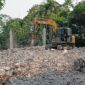 Tampak alat berat masih membersihkan puing-puing bekas rumah milik ketua dpc Demokrat Brebes, Minggu (12/7/2026). Foto:ist