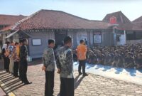 Kalapas Brebes, Mudo Mulyanto didampingi pejabat struktural memberikan arahan kepada warga binaan. Foto: ist