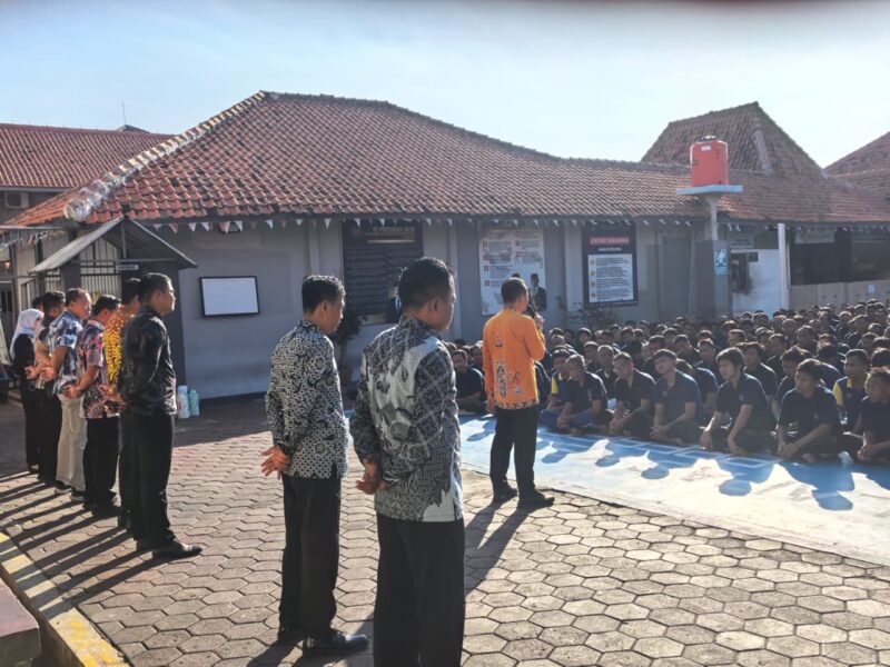 Kalapas Brebes, Mudo Mulyanto didampingi pejabat struktural memberikan arahan kepada warga binaan. Foto: ist

 