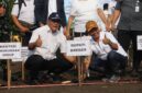 Menteri Lingkungan Hidup Republik Indonesia Mohammad Jumhur Hidayat mempimpin penanaman mangrove di pesisir Desa Randusanga Kulon, Kecamatan Brebes, Jumat (3/7/2026).