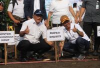 Menteri Lingkungan Hidup Republik Indonesia Mohammad Jumhur Hidayat mempimpin penanaman mangrove di pesisir Desa Randusanga Kulon, Kecamatan Brebes, Jumat (3/7/2026).