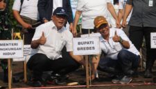 Menteri Lingkungan Hidup Republik Indonesia Mohammad Jumhur Hidayat mempimpin penanaman mangrove di pesisir Desa Randusanga Kulon, Kecamatan Brebes, Jumat (3/7/2026).