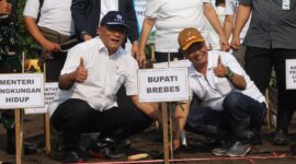 Menteri Lingkungan Hidup Republik Indonesia Mohammad Jumhur Hidayat mempimpin penanaman mangrove di pesisir Desa Randusanga Kulon, Kecamatan Brebes, Jumat (3/7/2026).
