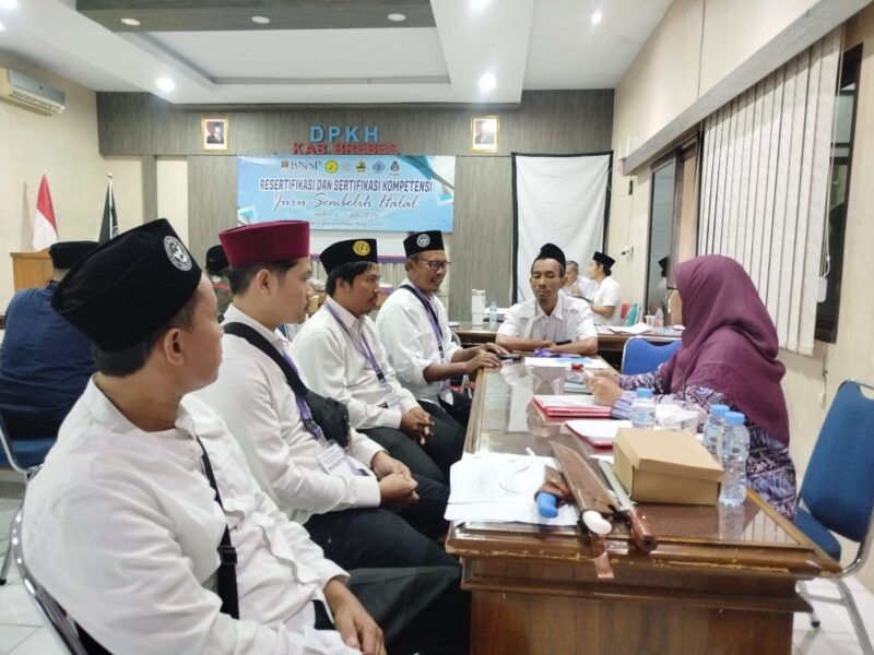 Penyerahan sertifikat kepada Anggota DPC Julaeha Brebes. Foto: ist