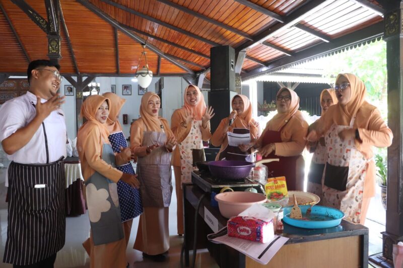 Anggota DPW darma wanita pemkab Brebes diajak mengolah bahan pangan menjadi produk bernilai ekonomi di Pendopo Brebes, Selasa (7/7/2026). Foto: ist
