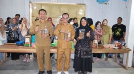 Wakil Bupati Wurja (tengah) mengunjungi Pelatihan Blending Rokok di Pabrik Rokok PR Cari Bima Mukti, Desa Wlahar, Kecamatan Larangan, Selasa (14/7/2026).