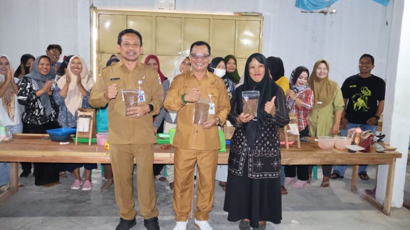 Wakil Bupati Wurja (tengah) mengunjungi Pelatihan Blending Rokok di Pabrik Rokok PR Cari Bima Mukti, Desa Wlahar, Kecamatan Larangan, Selasa (14/7/2026).