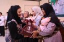 Bupati Brebes Paramitha Widya Kusuma menyerahkan secara langsung Bantuan Penurunan Stunting dan Cadangan Pangan Pemerintah Daerah (CPPD) kepada keluarga penerima manfaat di Balai Desa Wanatirta. Foto:ist