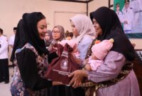 Bupati Brebes Paramitha Widya Kusuma menyerahkan secara langsung Bantuan Penurunan Stunting dan Cadangan Pangan Pemerintah Daerah (CPPD) kepada keluarga penerima manfaat di Balai Desa Wanatirta. Foto:ist