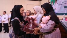 Bupati Brebes Paramitha Widya Kusuma menyerahkan secara langsung Bantuan Penurunan Stunting dan Cadangan Pangan Pemerintah Daerah (CPPD) kepada keluarga penerima manfaat di Balai Desa Wanatirta. Foto:ist
