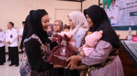 Bupati Brebes Paramitha Widya Kusuma menyerahkan secara langsung Bantuan Penurunan Stunting dan Cadangan Pangan Pemerintah Daerah (CPPD) kepada keluarga penerima manfaat di Balai Desa Wanatirta. Foto:ist