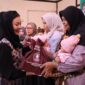 Bupati Brebes Paramitha Widya Kusuma menyerahkan secara langsung Bantuan Penurunan Stunting dan Cadangan Pangan Pemerintah Daerah (CPPD) kepada keluarga penerima manfaat di Balai Desa Wanatirta. Foto:ist