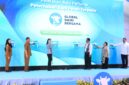 Mentan Andi Amran Sulaiman (ketiga dari kanan) secara resmi membuka peletakan baru pertama proyek peternakan sapi perah di Brebes, Senin (20/7). Foto: ost