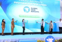 Mentan Andi Amran Sulaiman (ketiga dari kanan) secara resmi membuka peletakan baru pertama proyek peternakan sapi perah di Brebes, Senin (20/7). Foto: ost