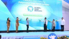 Mentan Andi Amran Sulaiman (ketiga dari kanan) secara resmi membuka peletakan baru pertama proyek peternakan sapi perah di Brebes, Senin (20/7). Foto: ost
