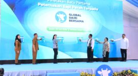 Mentan Andi Amran Sulaiman (ketiga dari kanan) secara resmi membuka peletakan baru pertama proyek peternakan sapi perah di Brebes, Senin (20/7). Foto: ost