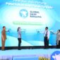 Mentan Andi Amran Sulaiman (ketiga dari kanan) secara resmi membuka peletakan baru pertama proyek peternakan sapi perah di Brebes, Senin (20/7). Foto: ost