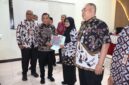 Sekda Brebes, Tabroni memberikan piagam kepada pegawai purna tugas. Foto: ist