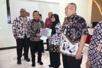 Sekda Brebes, Tabroni memberikan piagam kepada pegawai purna tugas. Foto: ist