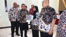 Sekda Brebes, Tabroni memberikan piagam kepada pegawai purna tugas. Foto: ist