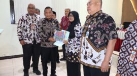 Sekda Brebes, Tabroni memberikan piagam kepada pegawai purna tugas. Foto: ist