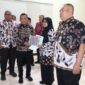 Sekda Brebes, Tabroni memberikan piagam kepada pegawai purna tugas. Foto: ist