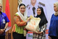 Bupati Paramitha menyerahkan bantuan makanan bergizi untuk ibu hamil. Foto: ist