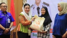 Bupati Paramitha menyerahkan bantuan makanan bergizi untuk ibu hamil. Foto: ist
