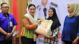 Bupati Paramitha menyerahkan bantuan makanan bergizi untuk ibu hamil. Foto: ist