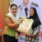Bupati Paramitha menyerahkan bantuan makanan bergizi untuk ibu hamil. Foto: ist