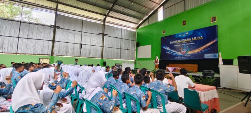 Ratusan pelajar SMPN 1 Mandiraja mengikuti program pembentukan karakter antikorupsi bagi siswa .(foto/doc)