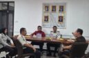 Kalapas Brebes Mudo Mulyanto bersama Kajari Brebes, Muhammad Indra Muda Nasution dan jajaran meninjau lokasi budidaya ikan program kemandirian warga binaan Lapas Brebes, Rabu (15/7). Foto: ist

 