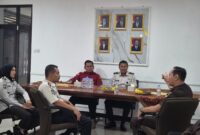 Kalapas Brebes Mudo Mulyanto bersama Kajari Brebes, Muhammad Indra Muda Nasution dan jajaran meninjau lokasi budidaya ikan program kemandirian warga binaan Lapas Brebes, Rabu (15/7). Foto: ist