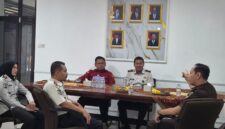 Kalapas Brebes Mudo Mulyanto bersama Kajari Brebes, Muhammad Indra Muda Nasution dan jajaran meninjau lokasi budidaya ikan program kemandirian warga binaan Lapas Brebes, Rabu (15/7). Foto: ist

 
