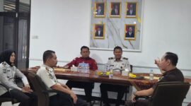 Kalapas Brebes Mudo Mulyanto bersama Kajari Brebes, Muhammad Indra Muda Nasution dan jajaran meninjau lokasi budidaya ikan program kemandirian warga binaan Lapas Brebes, Rabu (15/7). Foto: ist

 
