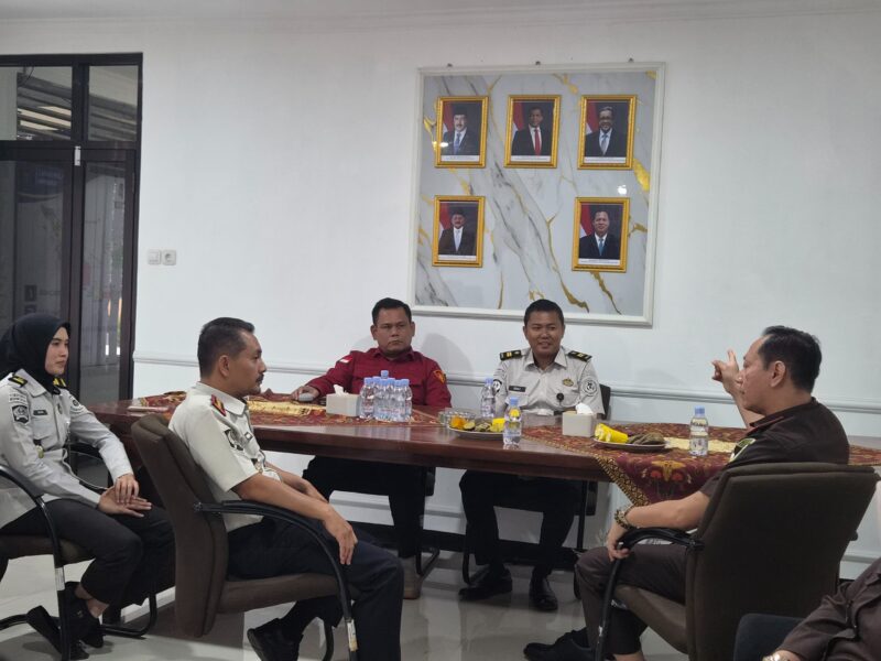 Kalapas Brebes Mudo Mulyanto bersama Kajari Brebes, Muhammad Indra Muda Nasution dan jajaran meninjau lokasi budidaya ikan program kemandirian warga binaan Lapas Brebes, Rabu (15/7). Foto: ist

 